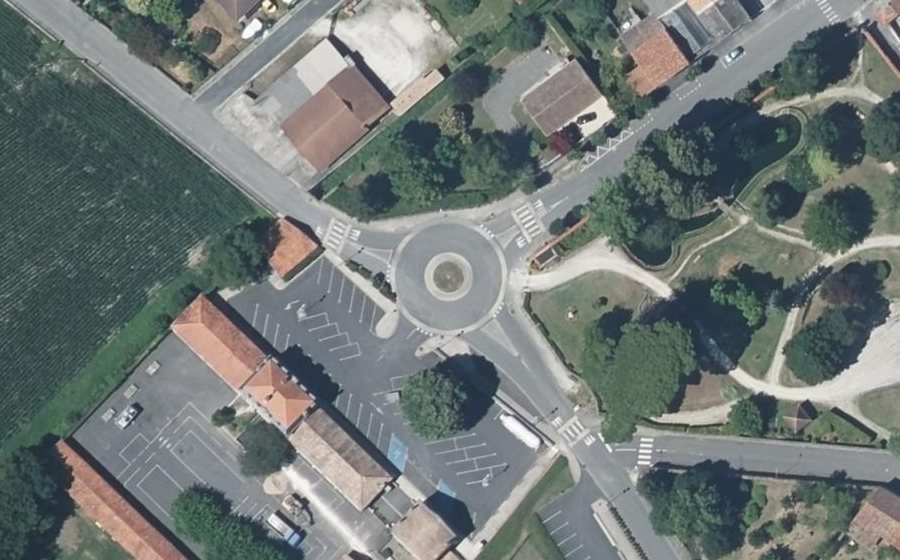 Vue aérienne du Rond-point anonyme n°715990415