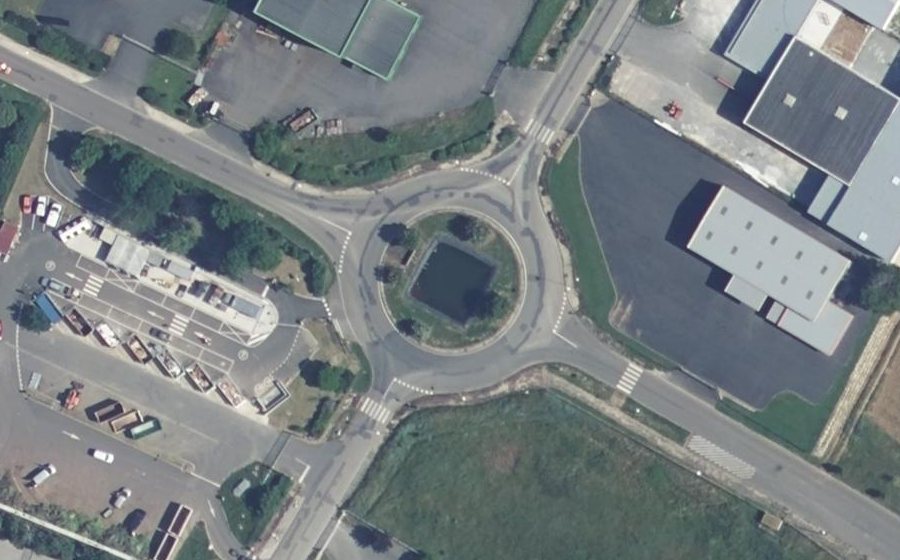 Vue aérienne du Rond-point anonyme n°71604381