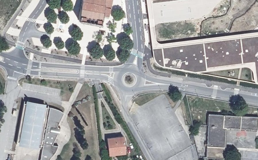 Vue aérienne du Rond-point anonyme n°716694294