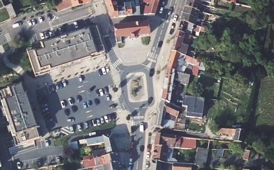 Vue aérienne du Rond-point anonyme n°716894548