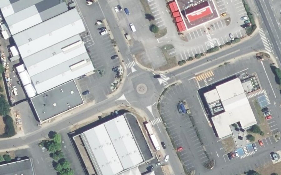 Vue aérienne du Rond-point anonyme n°71744810