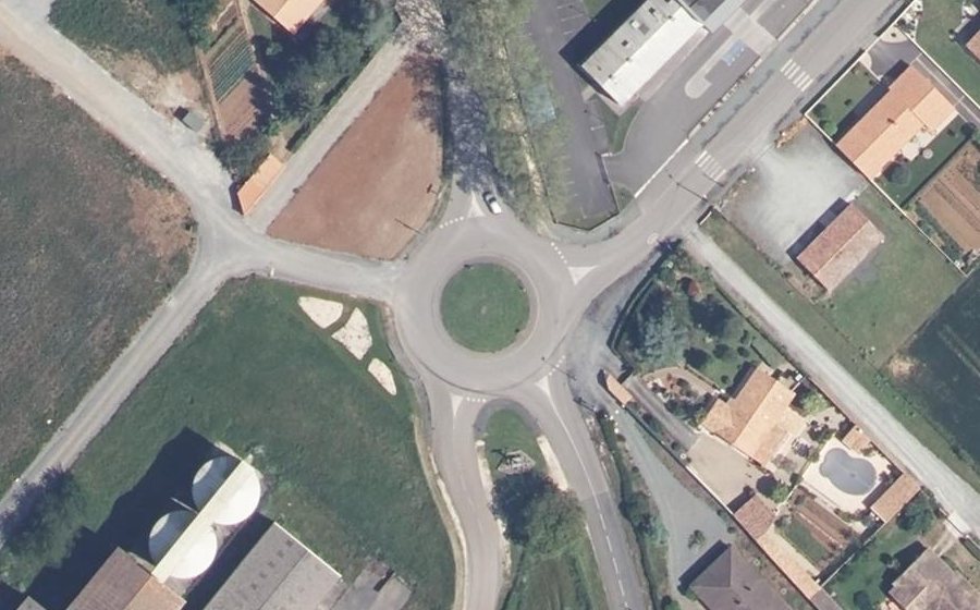 Vue aérienne du Rond-point anonyme n°717749591