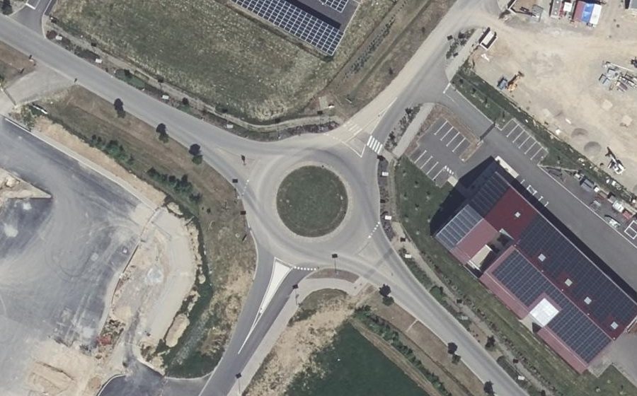 Vue aérienne du Rond-point anonyme n°717897222