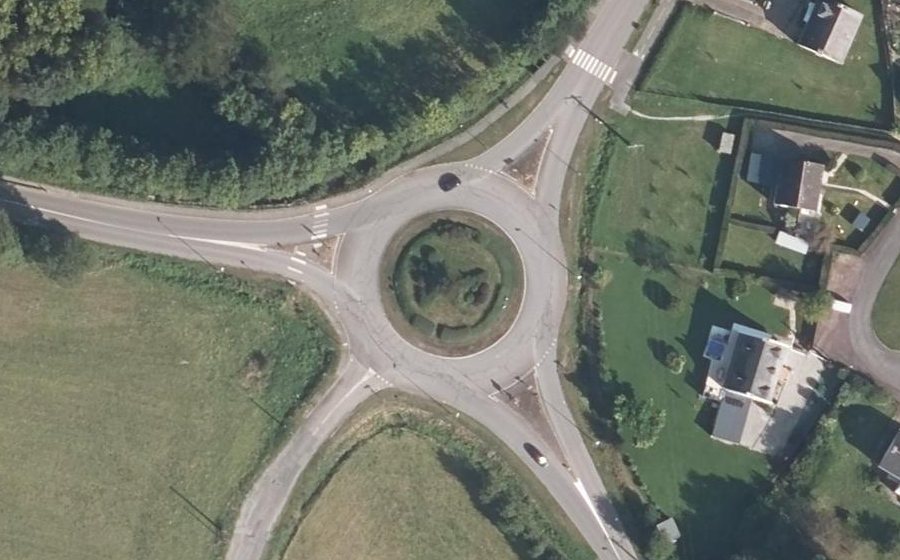 Vue aérienne du Rond-point anonyme n°71808290