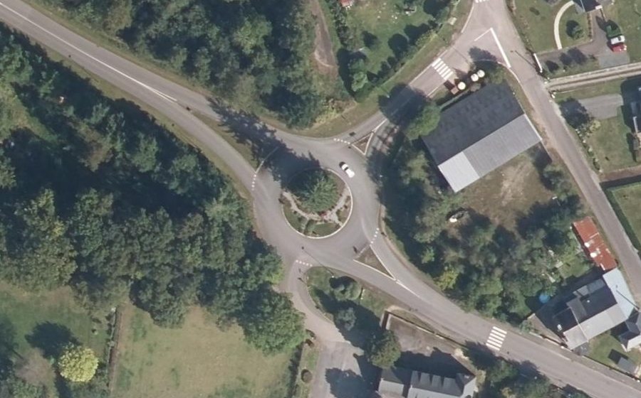 Vue aérienne du Rond-point anonyme n°71808296