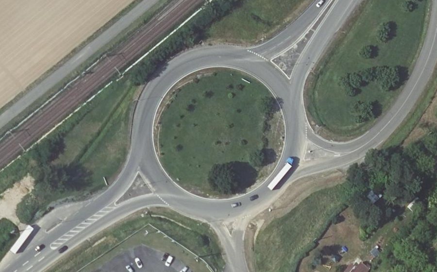Vue aérienne du Rond-point anonyme n°718198324