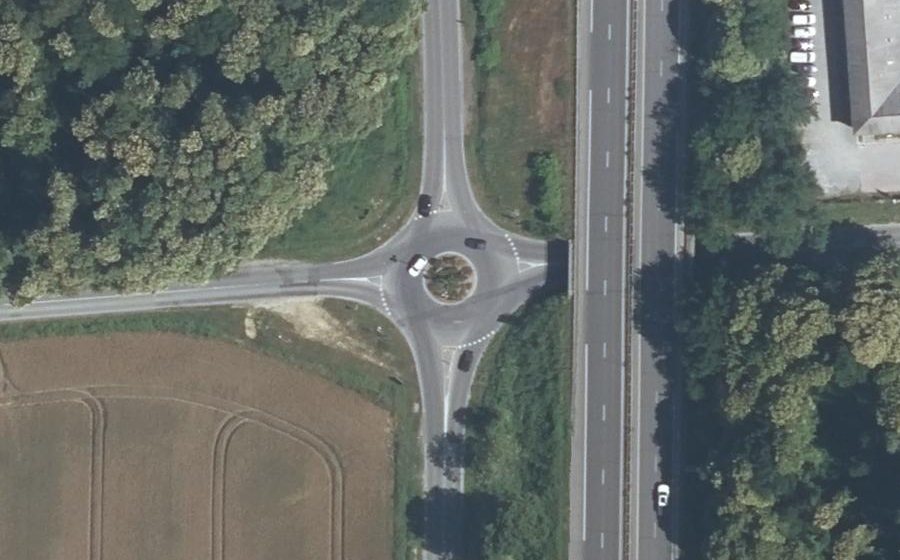 Vue aérienne du Rond-point anonyme n°71825267