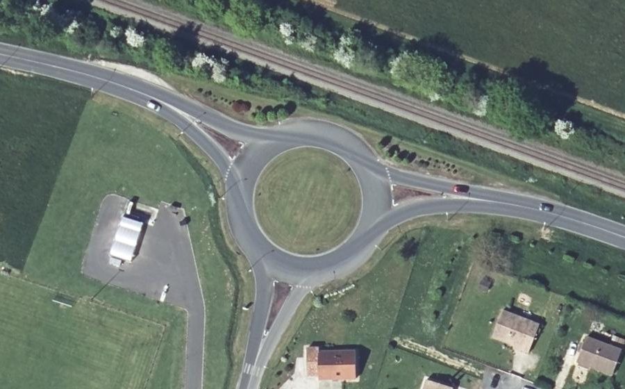 Vue aérienne du Rond-point anonyme n°71826316