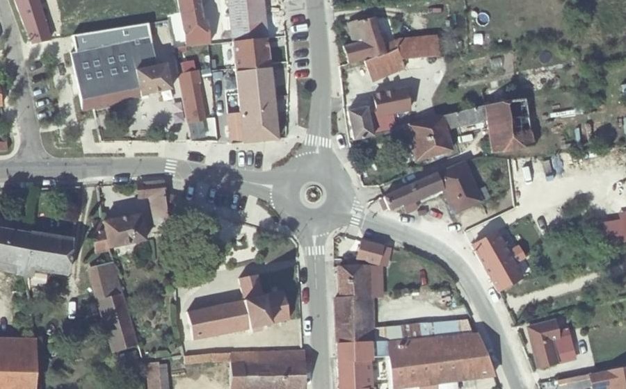 Vue aérienne du Rond-point anonyme n°71829796