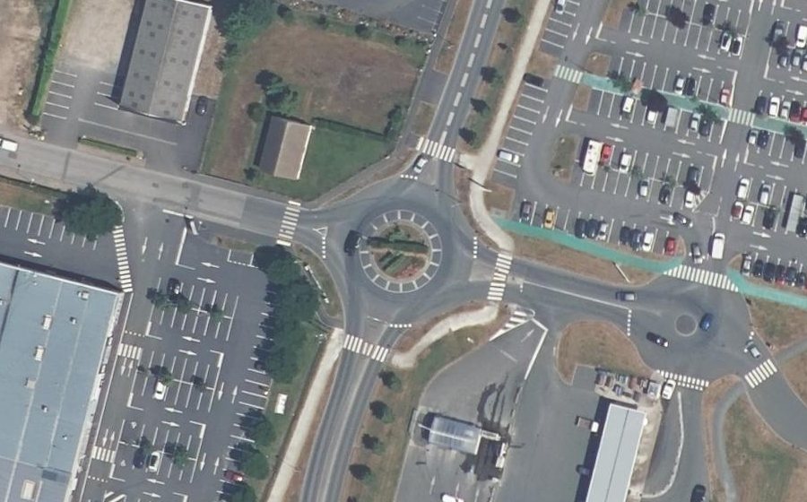 Vue aérienne du Rond-point anonyme n°718319813