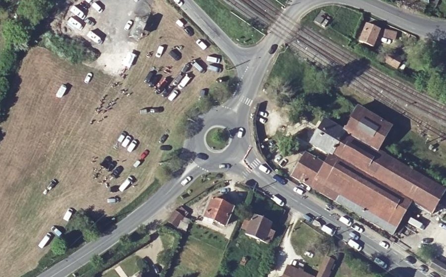 Vue aérienne du Rond-point anonyme n°71833422