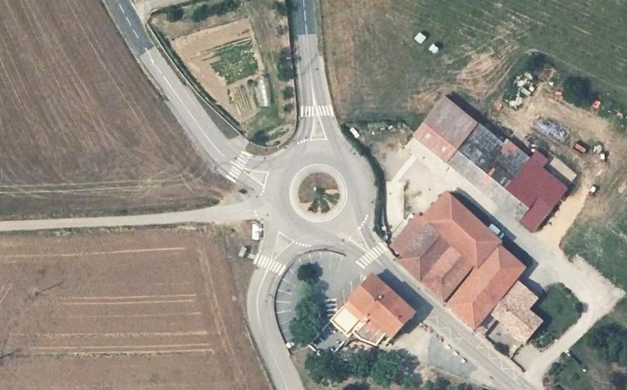 Vue aérienne du Rond-point anonyme n°718338609
