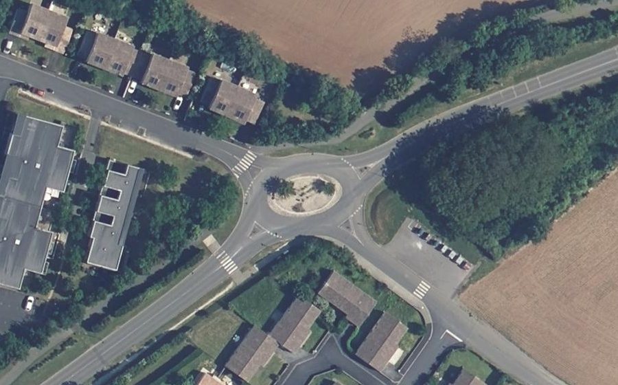 Vue aérienne du Rond-point anonyme n°71834733