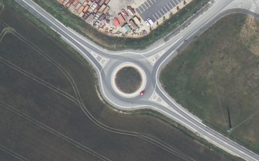 Vue aérienne du Rond-point anonyme n°718479703
