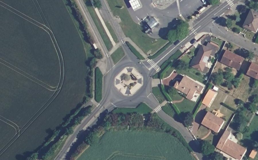 Vue aérienne du Rond-point anonyme n°71860761