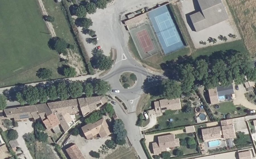 Vue aérienne du Rond-point anonyme n°71865054