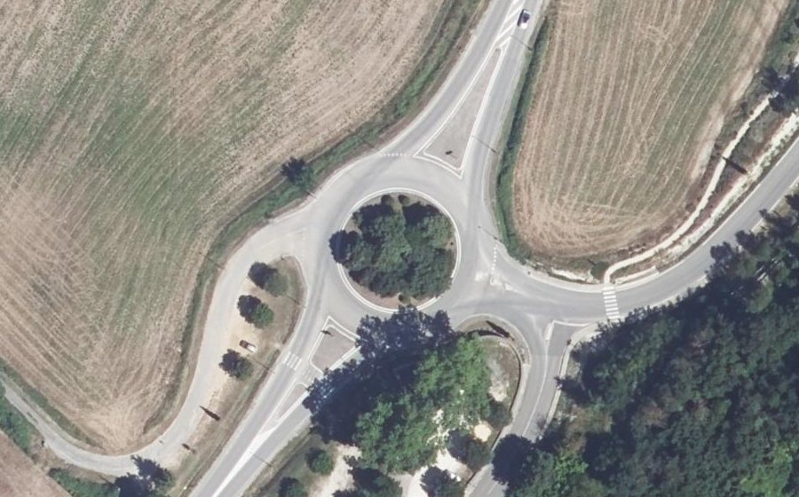 Vue aérienne du Rond-point anonyme n°71865462