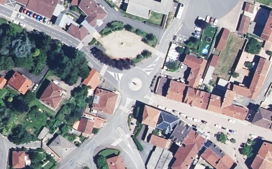 Vue aérienne du Rond-point anonyme n°71882864