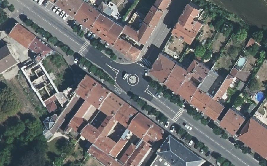 Vue aérienne du Rond-point anonyme n°71895579