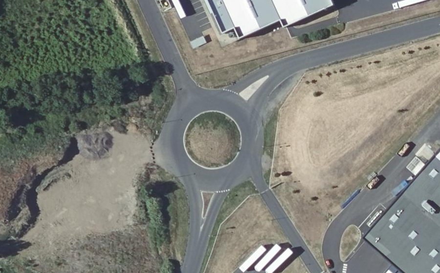 Vue aérienne du Rond-point anonyme n°71926986