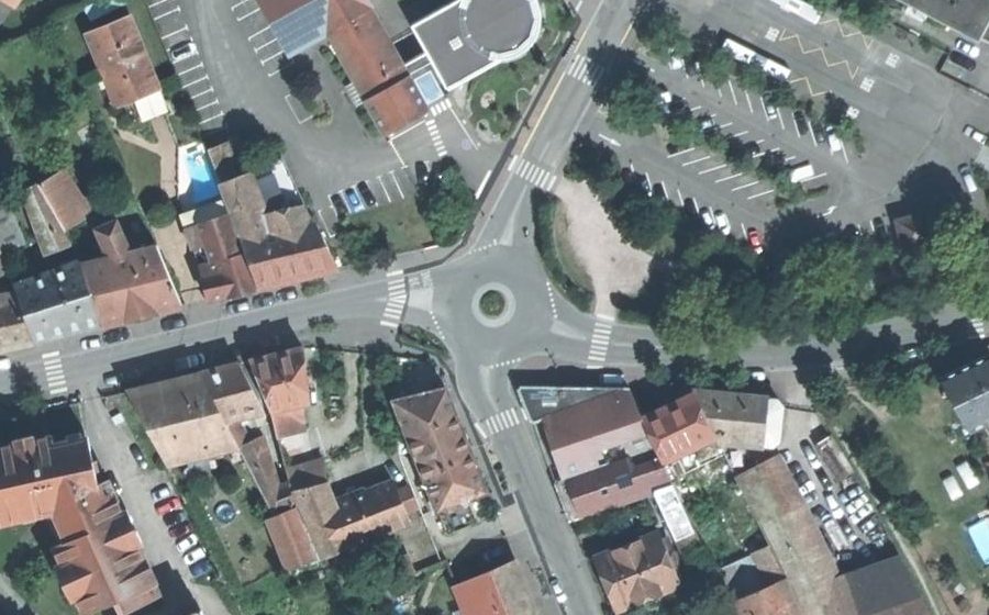 Vue aérienne du Rond-point anonyme n°71957662