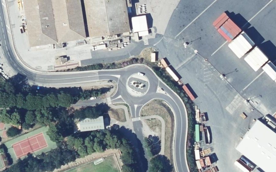 Vue aérienne du Rond-point anonyme n°71958851