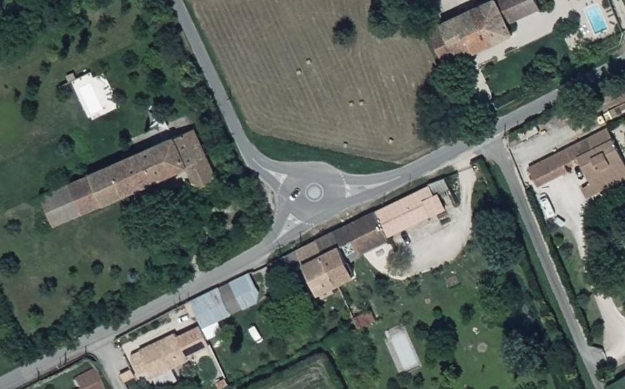 Vue aérienne du Rond-point anonyme n°719662682