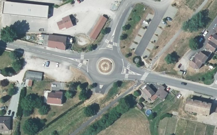Vue aérienne du Rond-point anonyme n°71970190