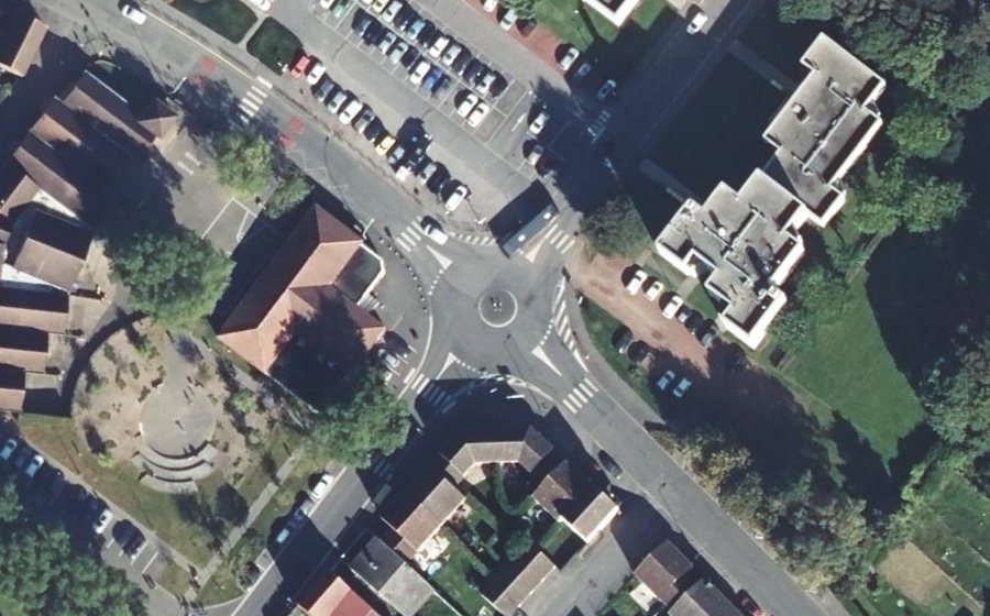 Vue aérienne du Rond-point anonyme n°719931597