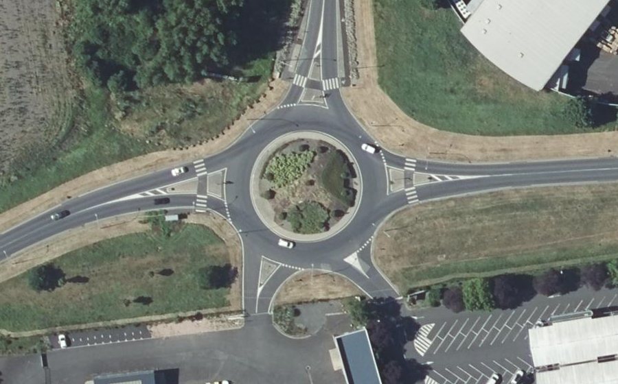 Vue aérienne du Rond-point anonyme n°72040851