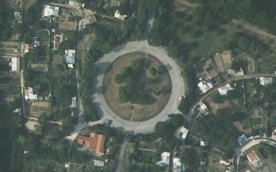 Vue aérienne du Rond-point anonyme n°72046246