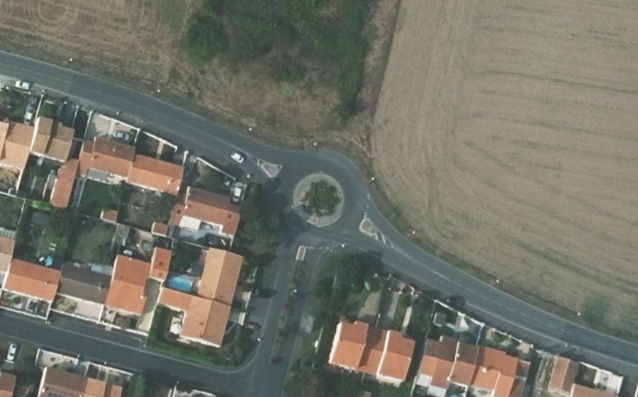 Vue aérienne du Rond-point anonyme n°72048122