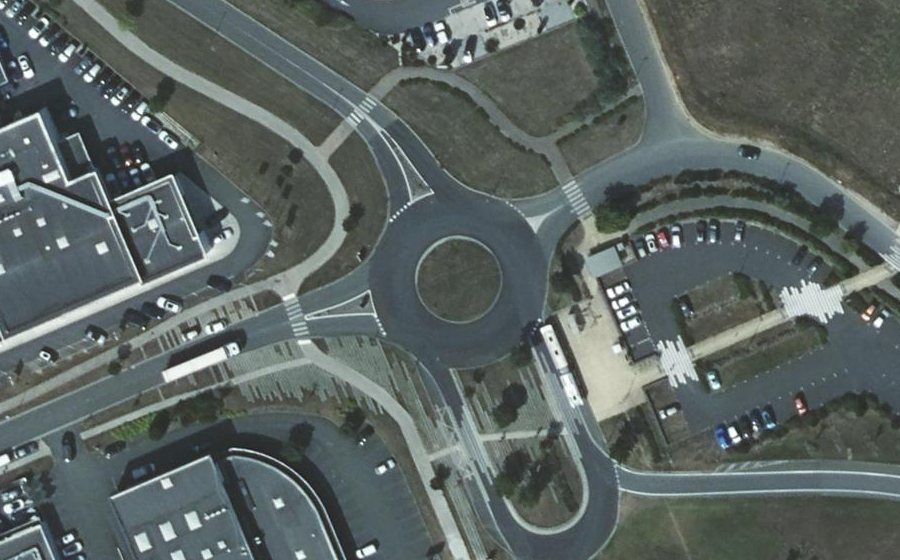 Vue aérienne du Rond-point anonyme n°72051442