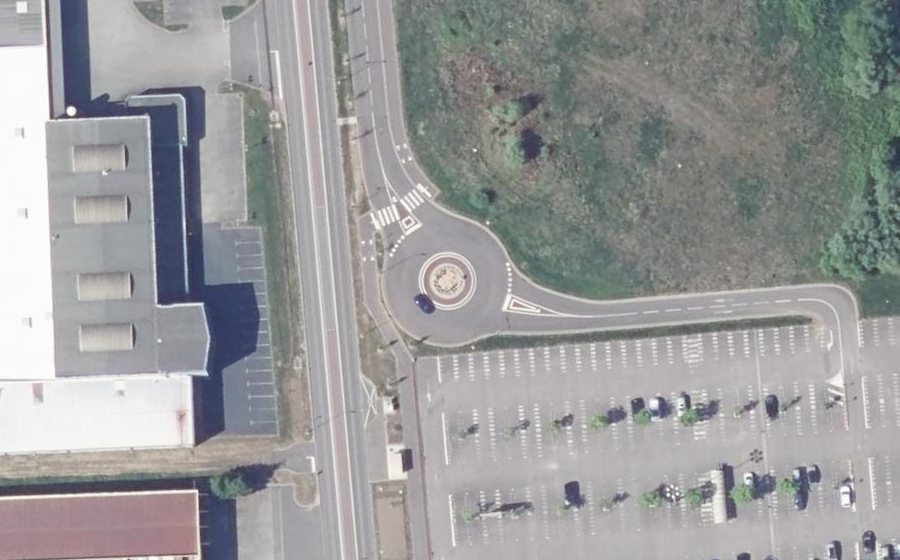 Vue aérienne du Rond-point anonyme n°720596353