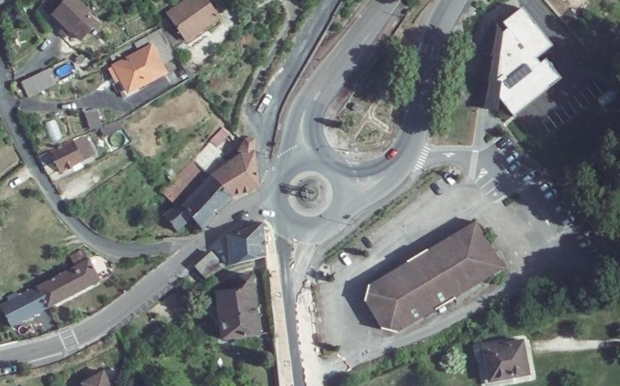 Vue aérienne du Rond-point anonyme n°72098172