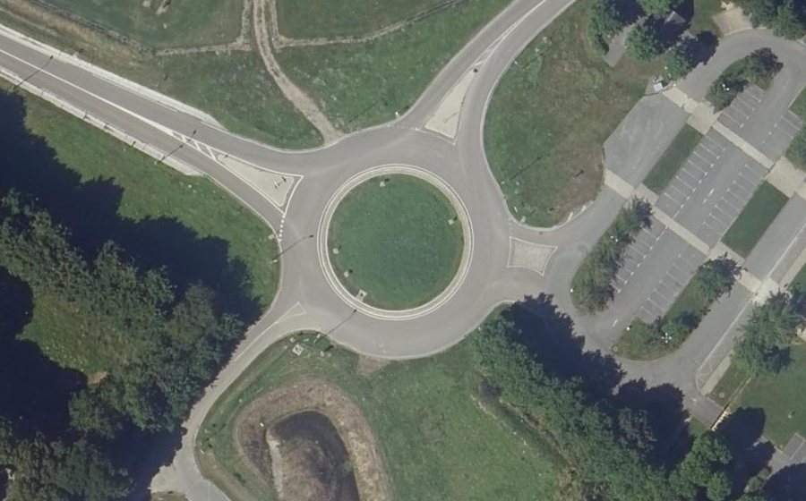 Vue aérienne du Rond-point anonyme n°721036309