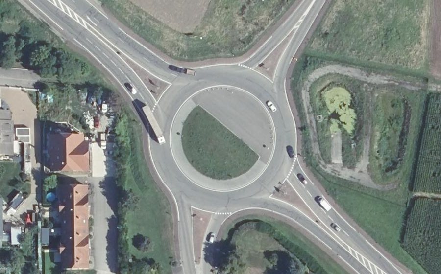 Vue aérienne du Rond-point anonyme n°72135622