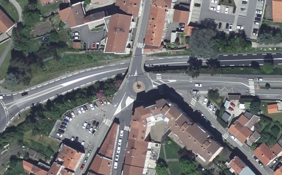Vue aérienne du Rond-point anonyme n°72147407