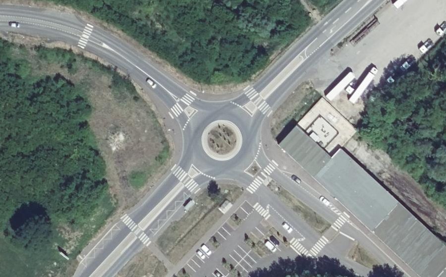 Vue aérienne du Rond-point anonyme n°721742615