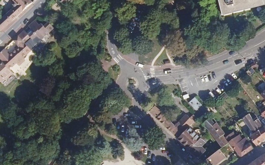 Vue aérienne du Rond-point anonyme n°72180449