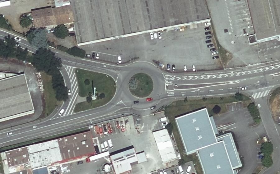 Vue aérienne du Rond-point anonyme n°72185982
