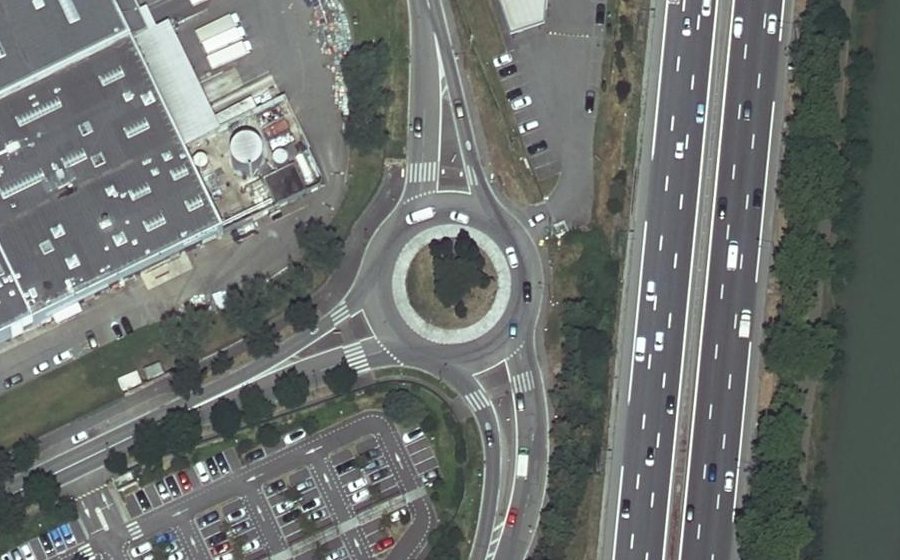 Vue aérienne du Rond-point anonyme n°72185995