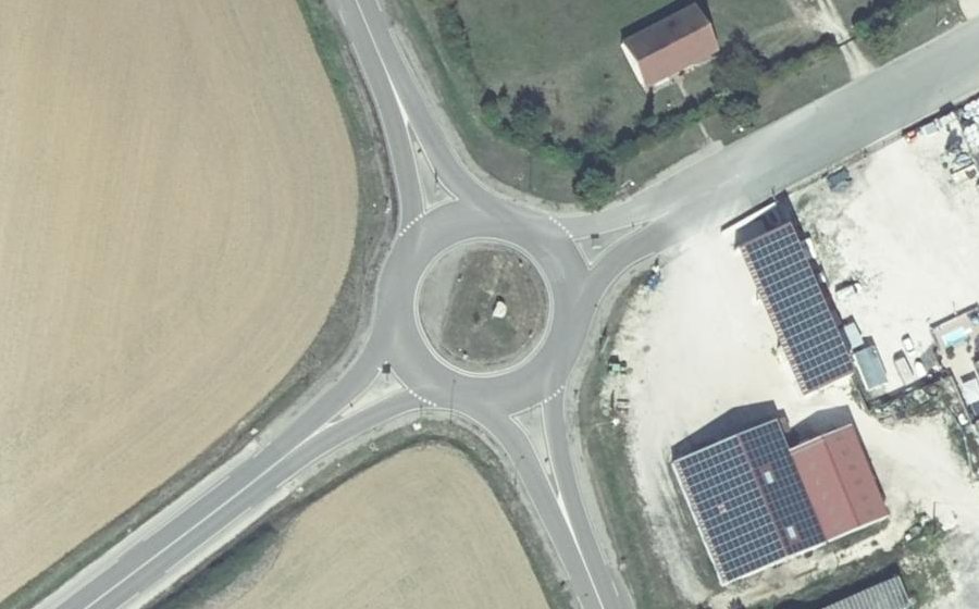 Vue aérienne du Rond-point anonyme n°721905260