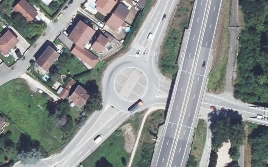 Vue aérienne du Rond-point anonyme n°722026314