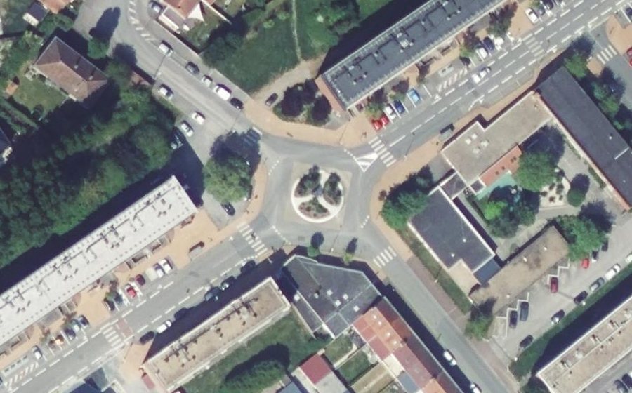 Vue aérienne du Rond-point anonyme n°722264733