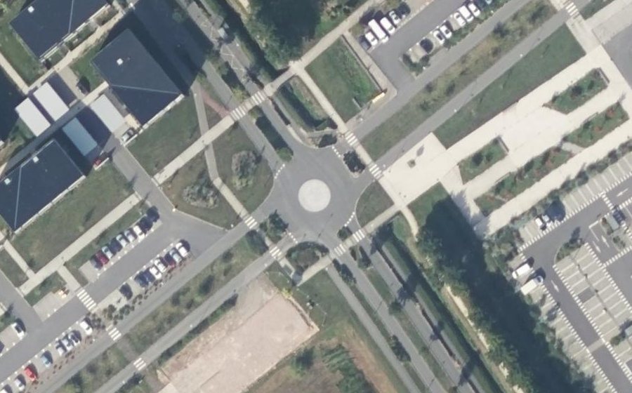 Vue aérienne du Rond-point anonyme n°722350652