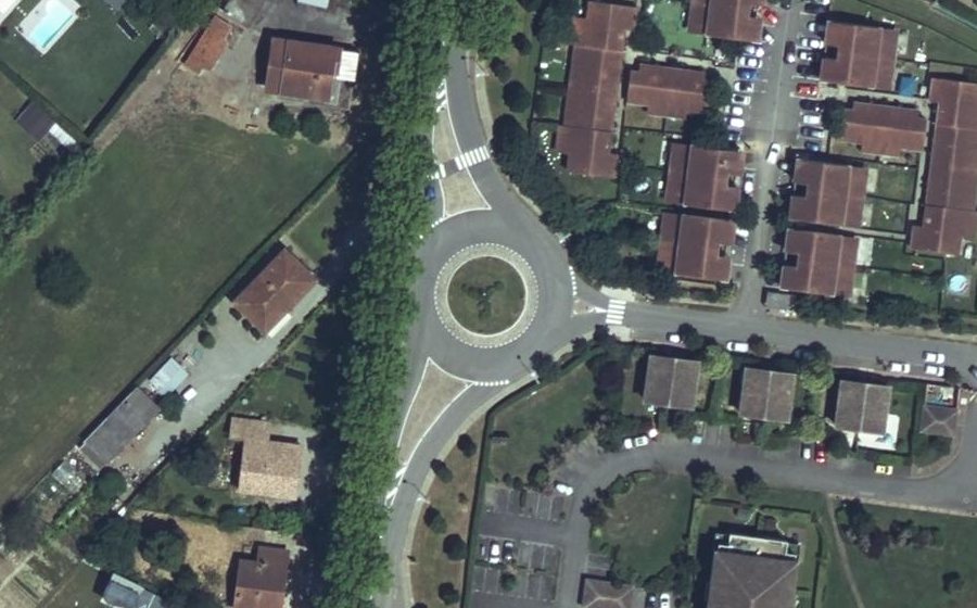 Vue aérienne du Rond-point anonyme n°72273162