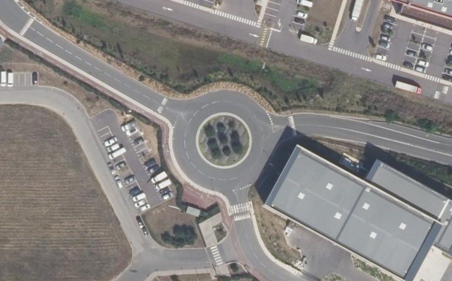 Vue aérienne du Rond-point anonyme n°722877582