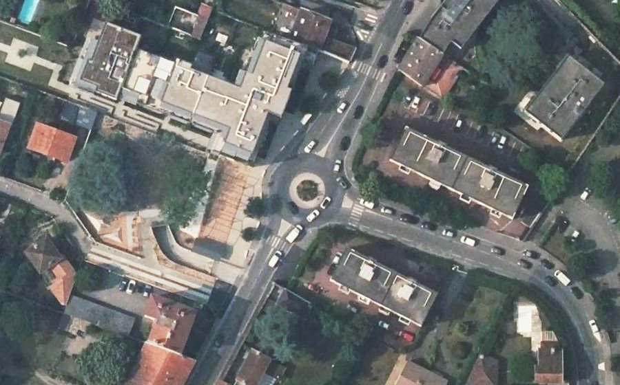 Vue aérienne du Rond-point anonyme n°722886392