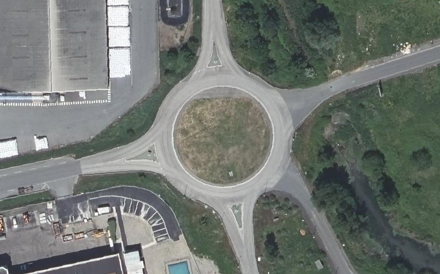 Vue aérienne du Rond-point anonyme n°722942035